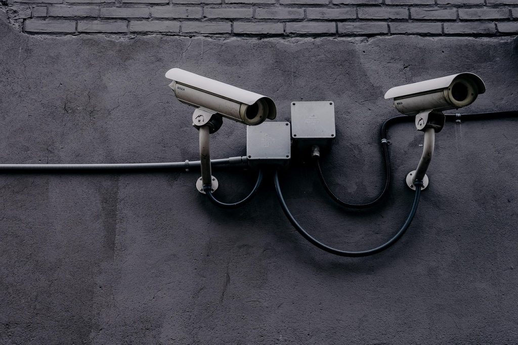 Microfoane spion: unde pot fi ascunse si cum le identifici