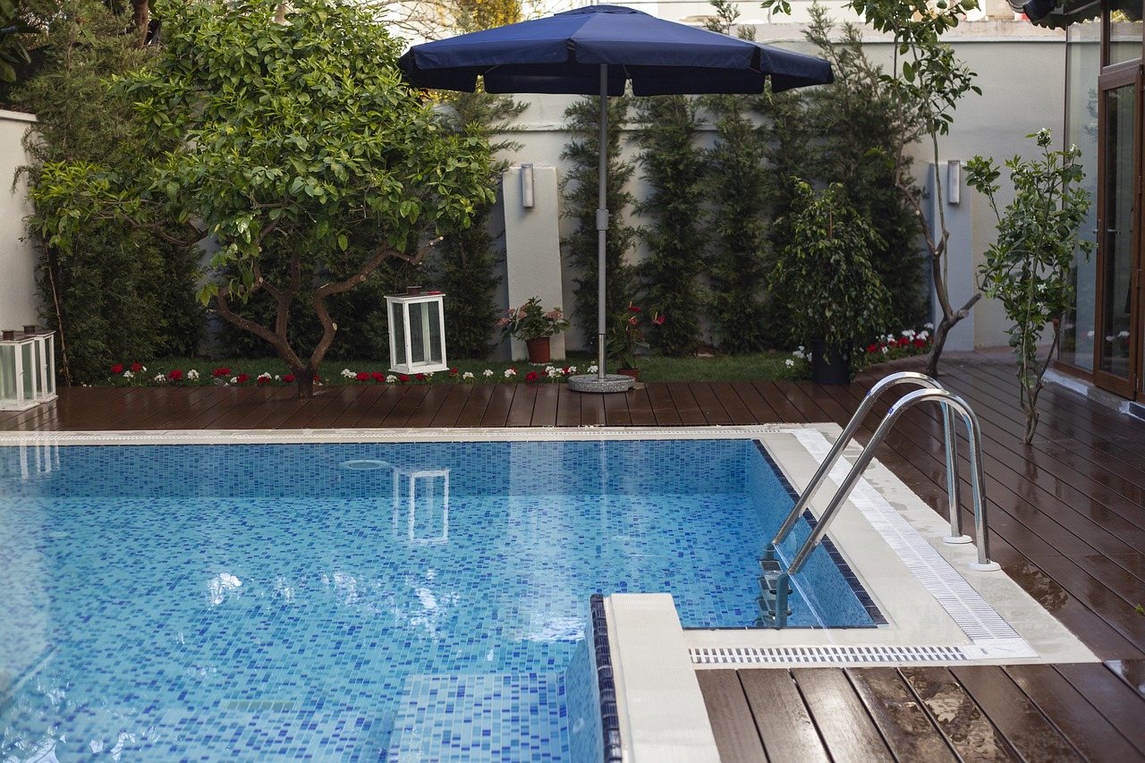 Idei actuale pentru amenajarea unei piscine care completeaza armonios gradina