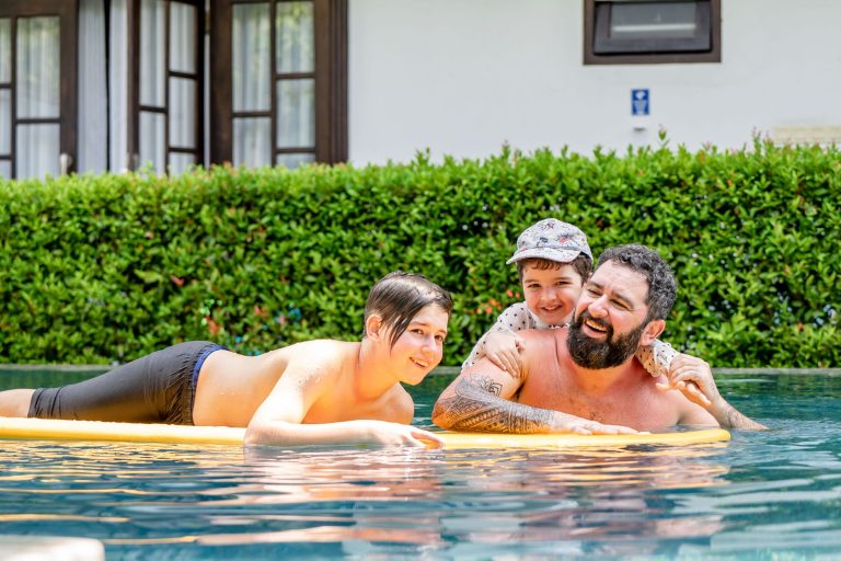 Care este mai potrivita pentru o familie: piscina ingropata sau supraterana?